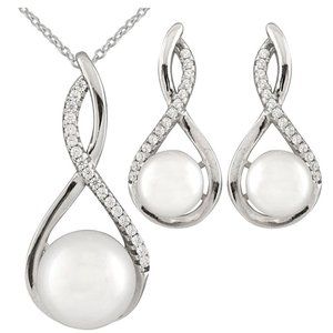 Freshwater Pearl Necklace & Earrings Set